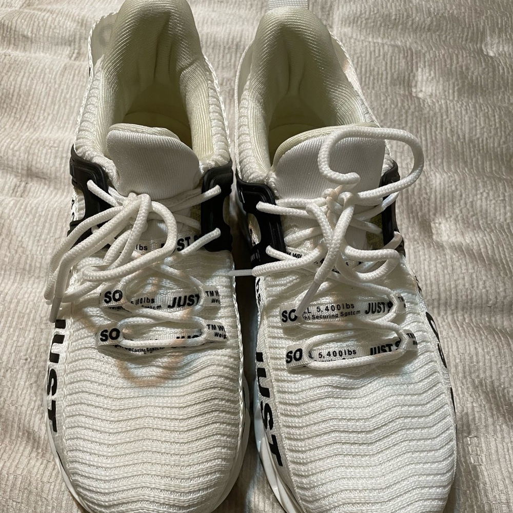 Tennis shoes